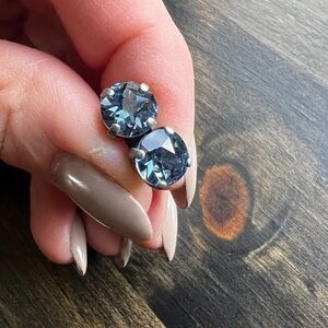 Sabika classic fun studs in dark blue